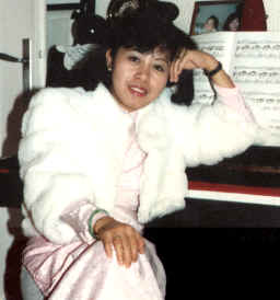 linhchi_piano3.jpg (8569 bytes)